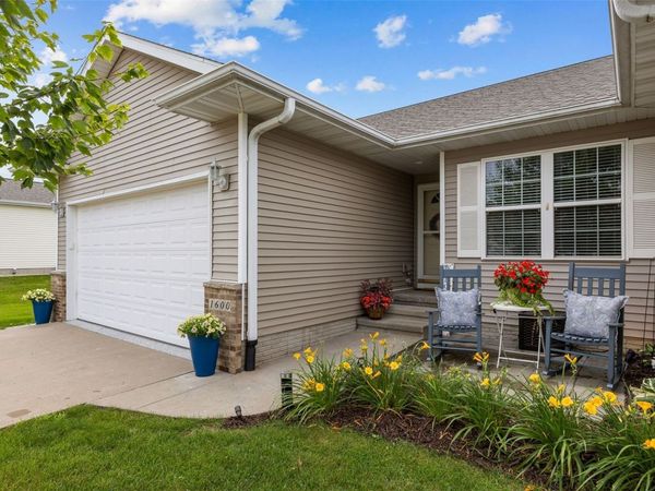 1600 Hunters Creek Way, Marion, IA 52302