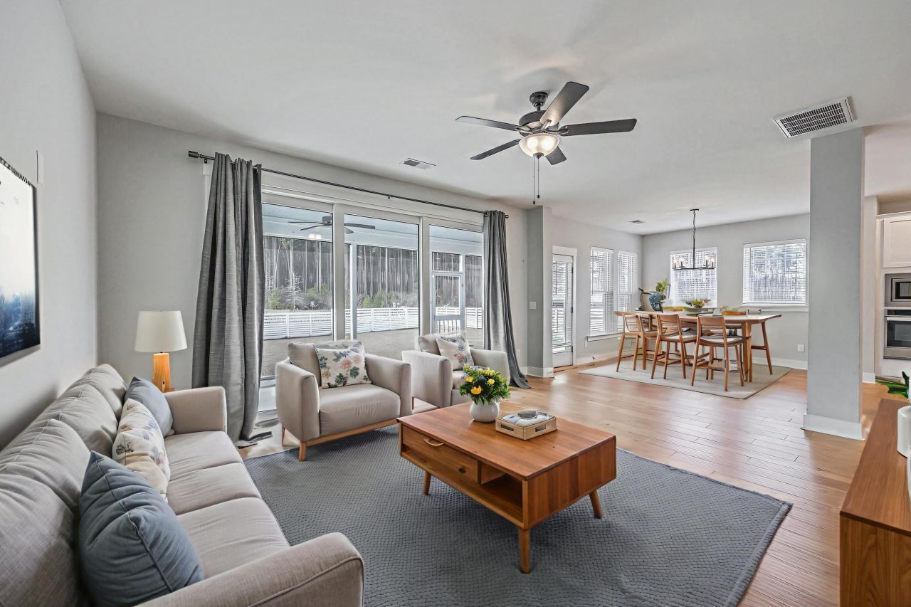 212 Clearblue Lp Photo 16