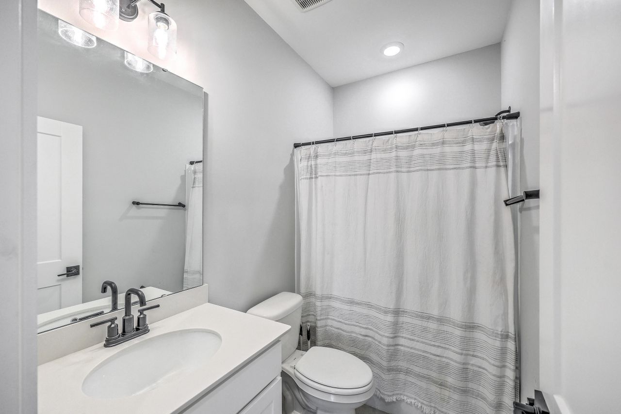 212 Clearblue Lp Photo 20