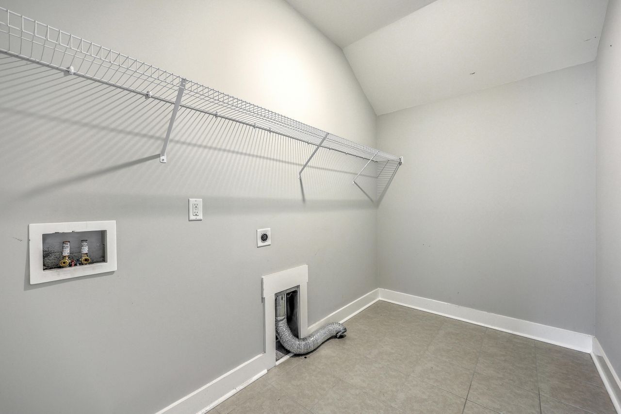 212 Clearblue Lp Photo 32