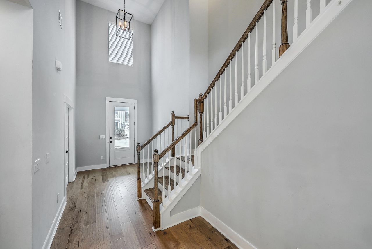 212 Clearblue Lp Photo 9