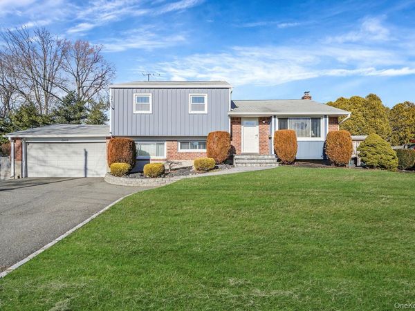 7 Marlowe Place, Greenlawn, NY 11740