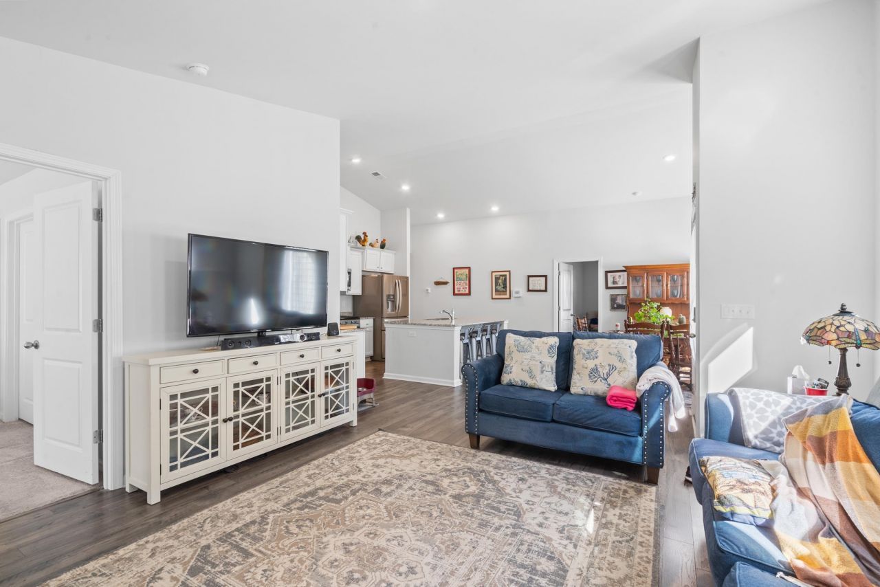 1404 Jardine Loop Photo 10