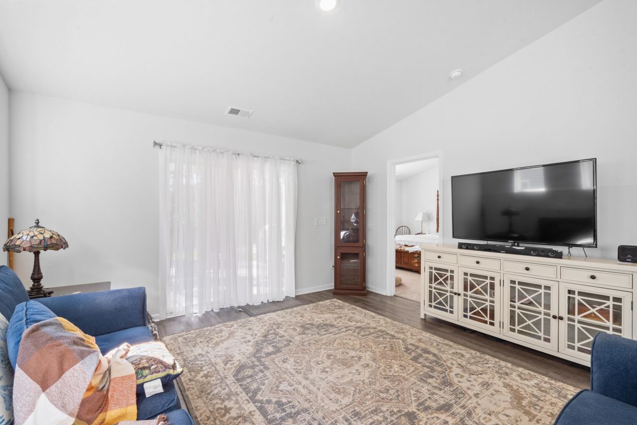 1404 Jardine Loop Photo 11