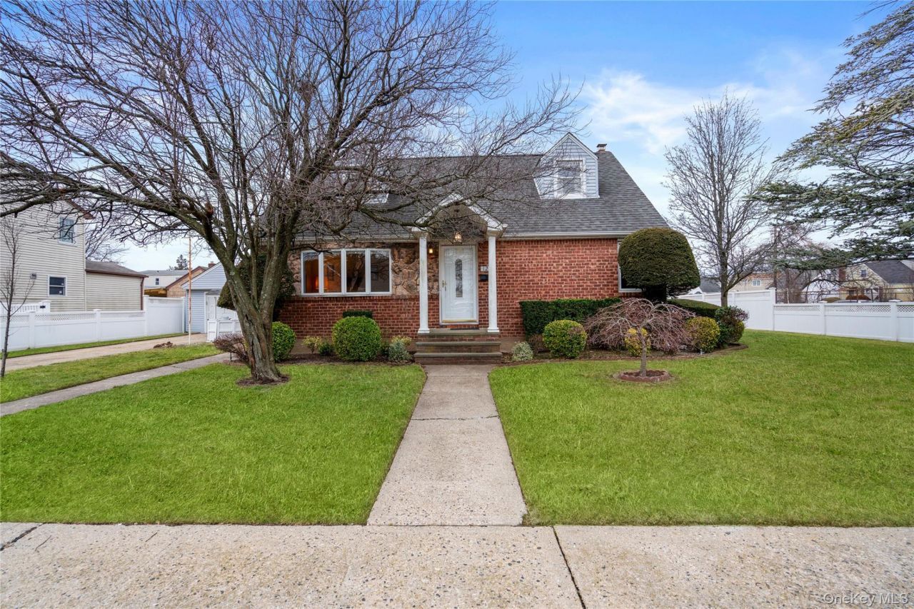 128 Rule Street, Franklin Square, NY 11010 Main Photo