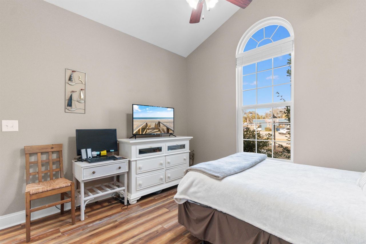 327 William St. Photo 22