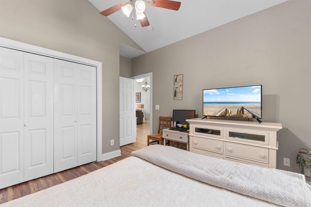 327 William St. Photo 23