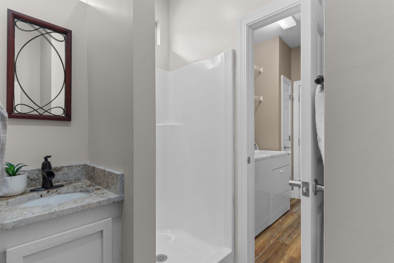 327 William St. Photo 24