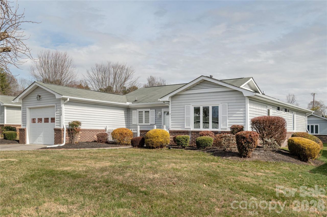 228 Dartcrest Drive, Hendersonville, NC 28792 Main Photo