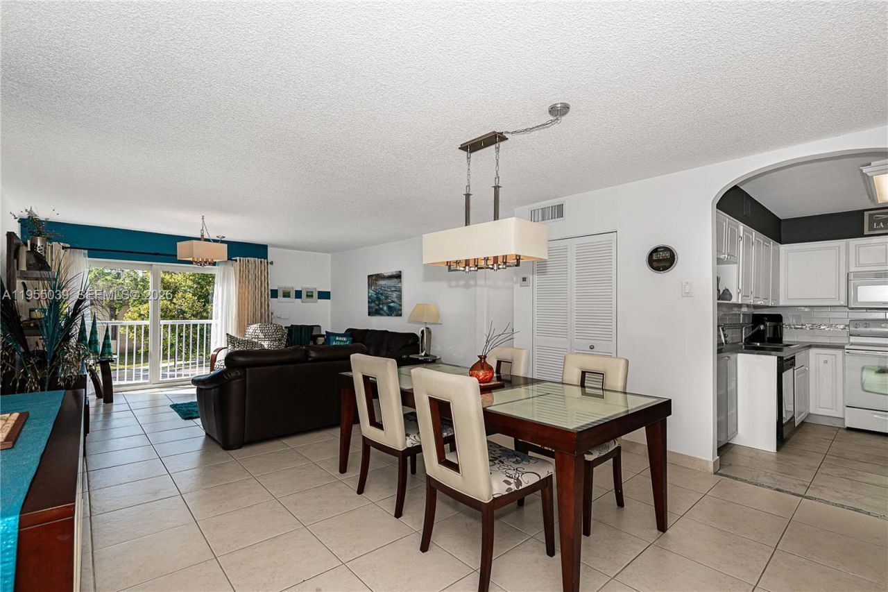 17800 Atlantic Blvd, Unit 203, Sunny Isles Beach, FL 33160 Photo