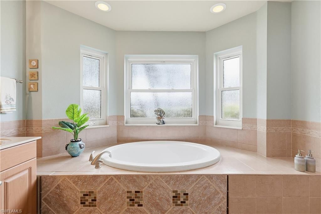927 SW 28th Ter, Cape Coral, FL 33914 Photo