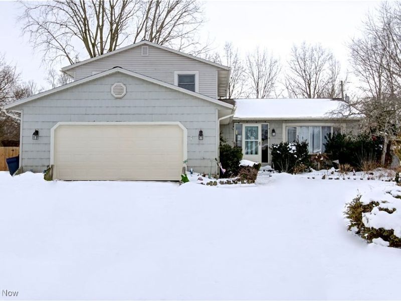 411 Oaknoll Drive, Amherst, OH 44001 Photo 2