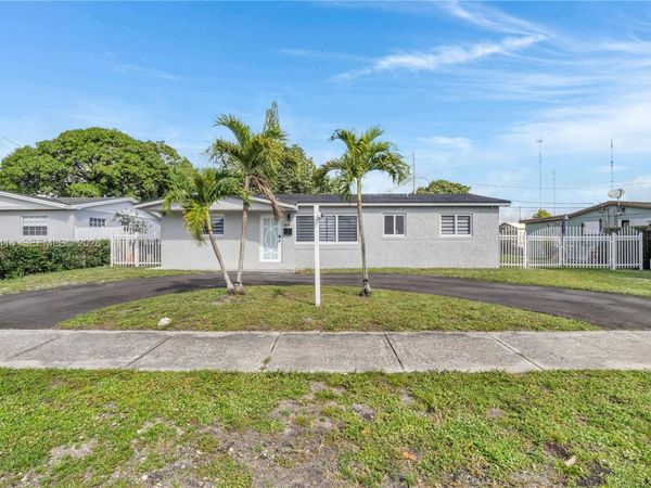 911 NW 200th Ter , Miami Gardens, FL 33169