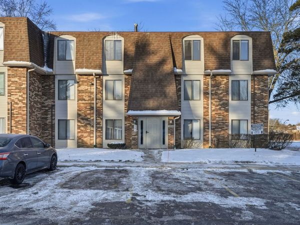209 W Court of Shorewood, Unit 3A, Vernon Hills, IL 60061