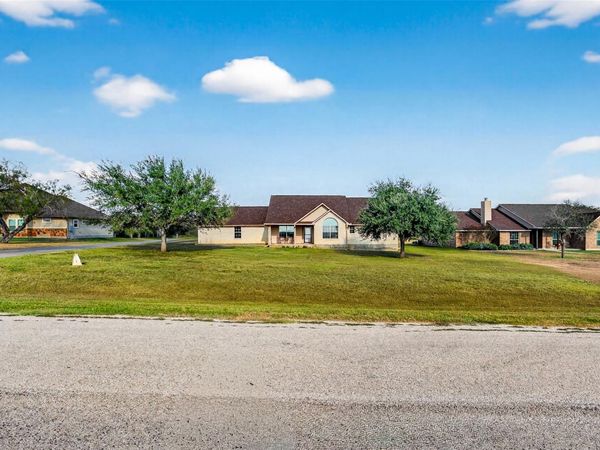 175 Creekwood DR, Gonzales, TX 78629