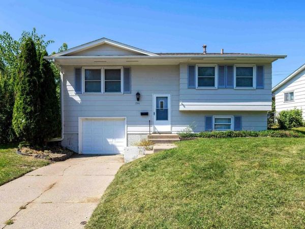 2846 MAGNOLIA Drive, Bettendorf, IA 52722