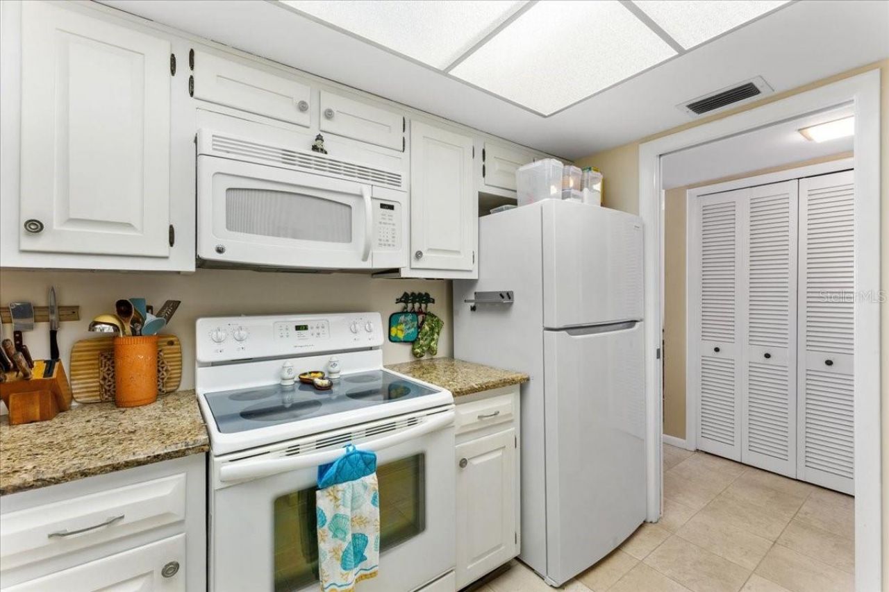 5020 Brittany Drive S, Unit 118, Saint Petersburg, FL 33715 Photo