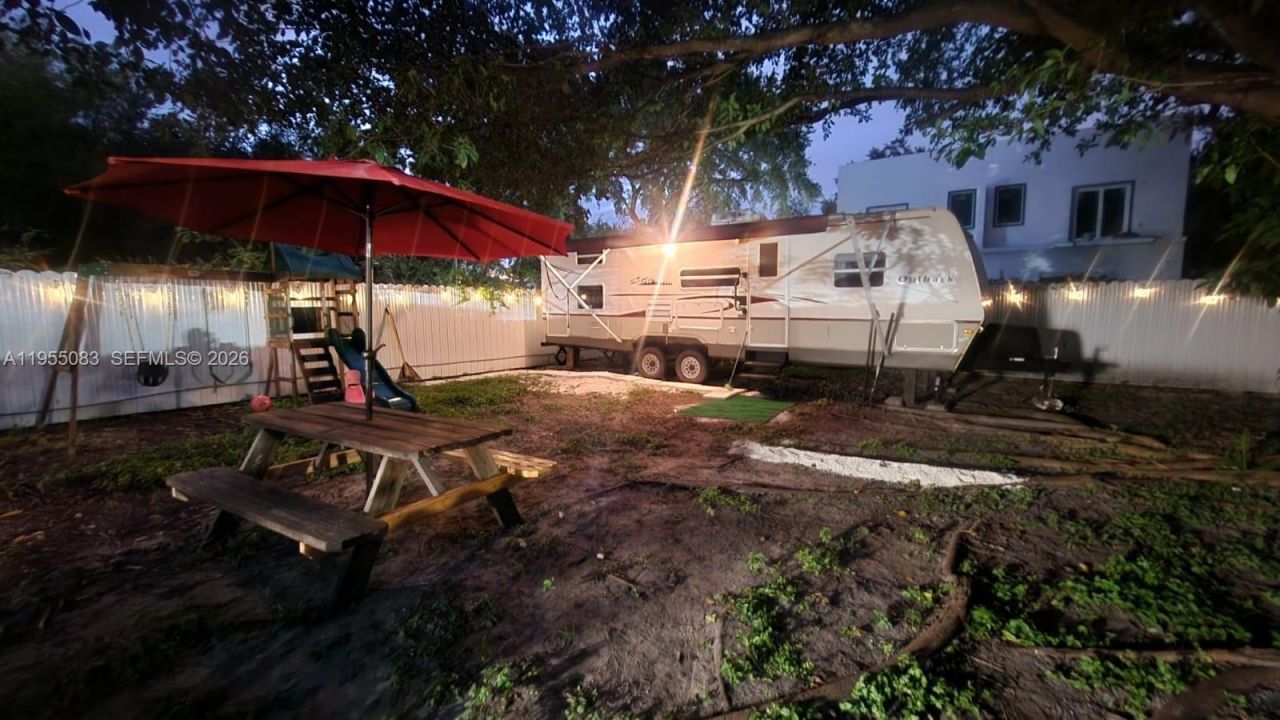 2729 NW 47th St , Miami, FL 33142 Photo