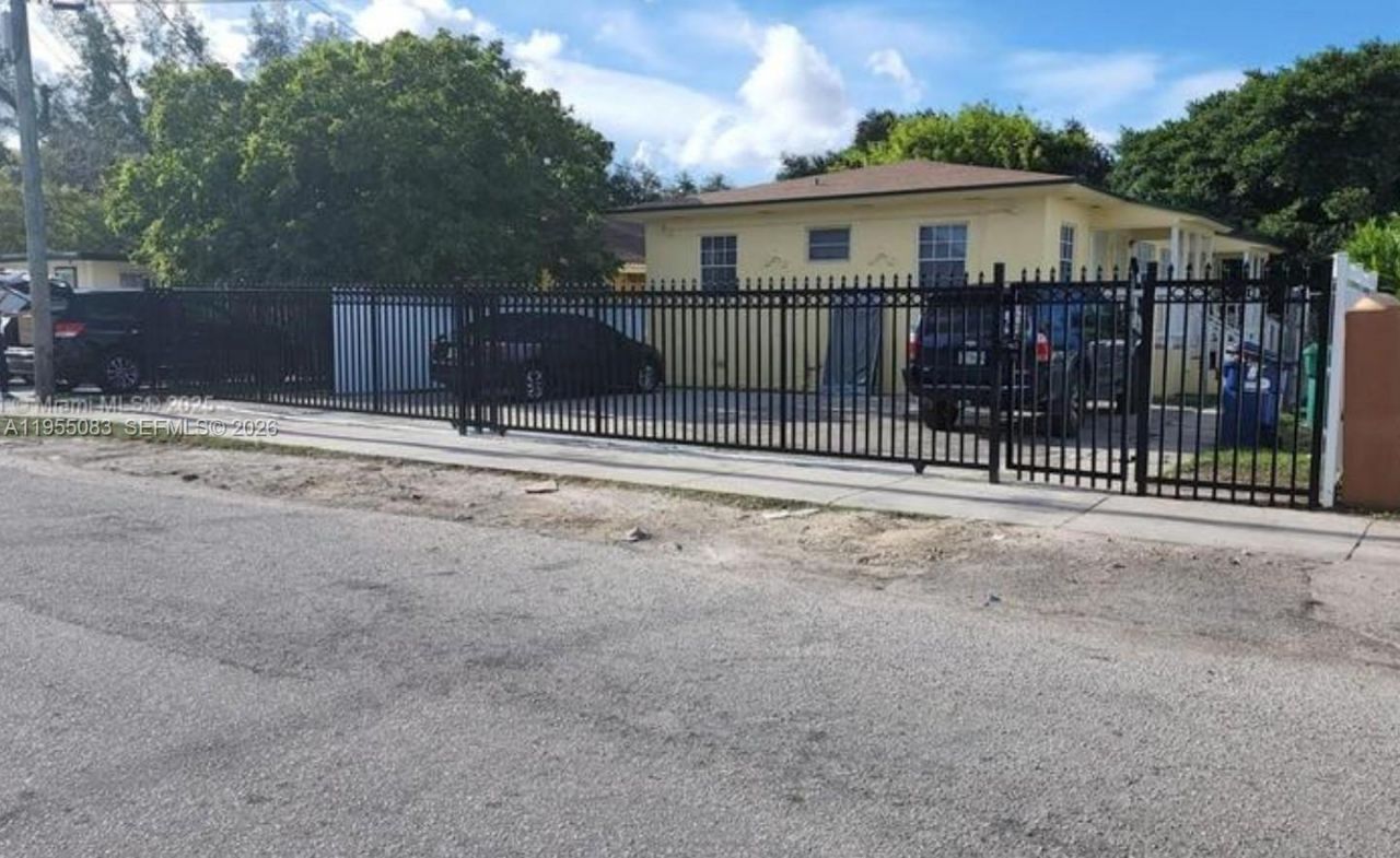 2729 NW 47th St, Miami, FL 33142 Photo