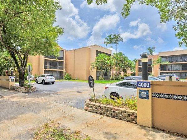 4000 N Hills Dr, Unit 30, Hollywood, FL 33021