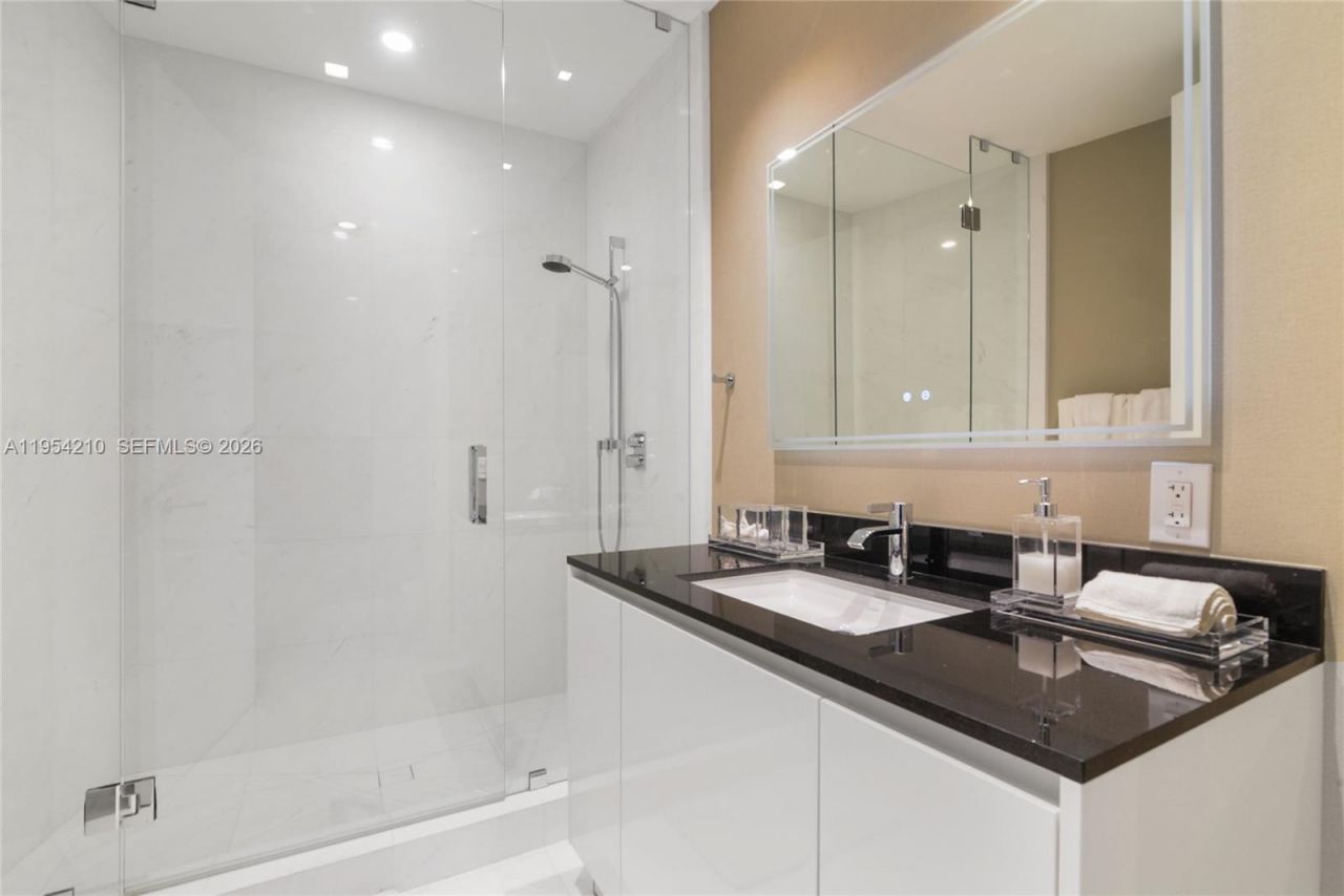 18555 Collins Ave, Unit 4305, Sunny Isles Beach, FL 33160 Photo