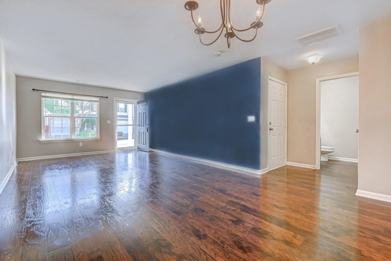 326 Wembley Way Photo 4