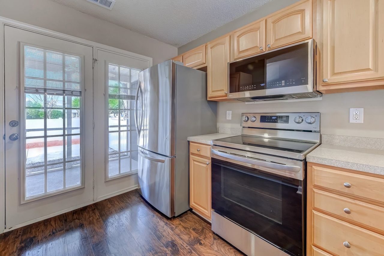 326 Wembley Way Photo 7