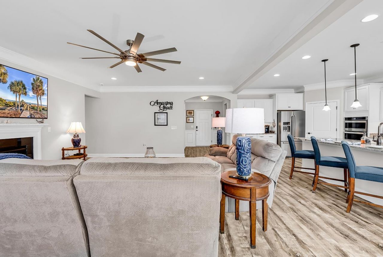 6060 Trieste St. Photo 10