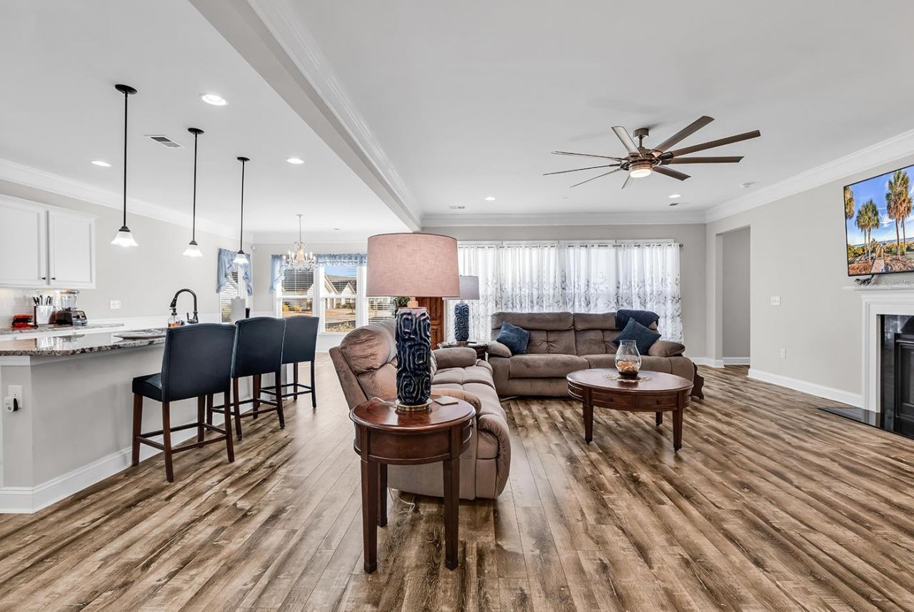 6060 Trieste St. Photo 4