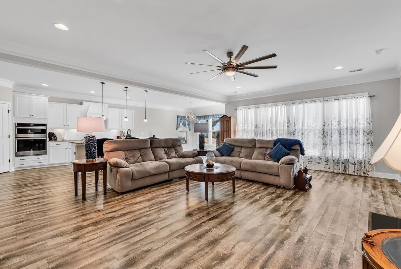 6060 Trieste St. Photo 5