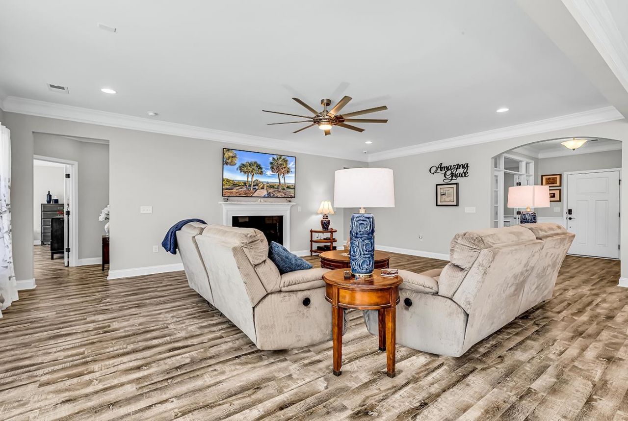 6060 Trieste St. Photo 7