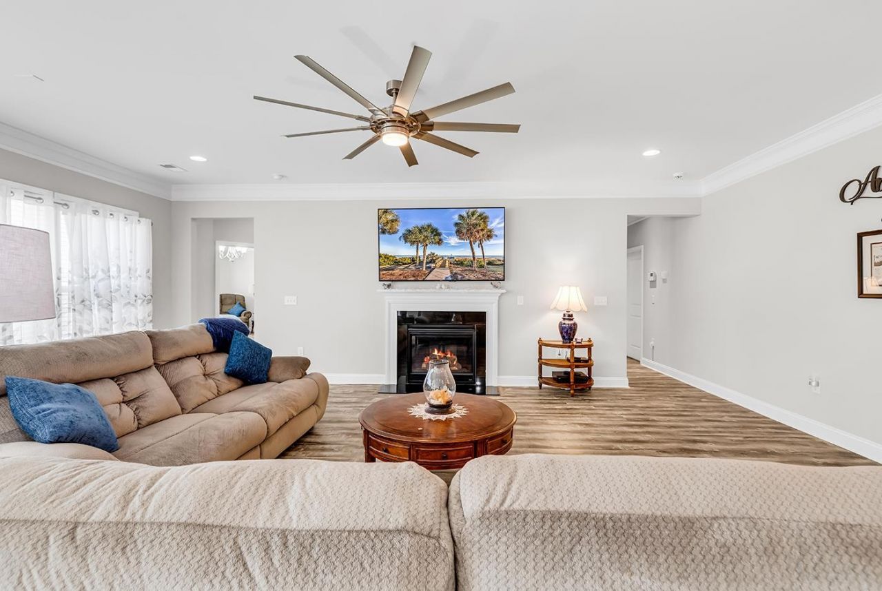 6060 Trieste St. Photo 8