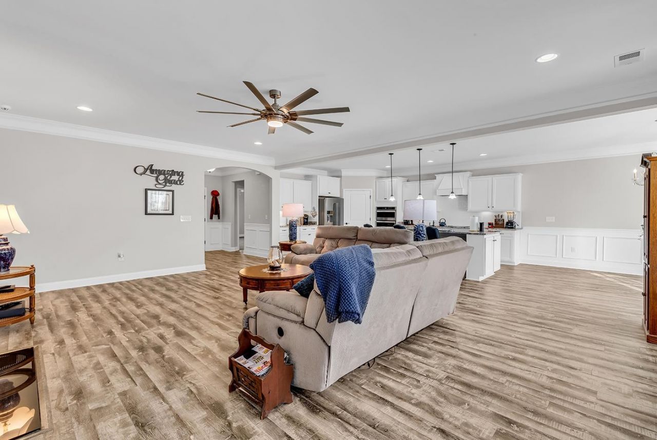 6060 Trieste St. Photo 9