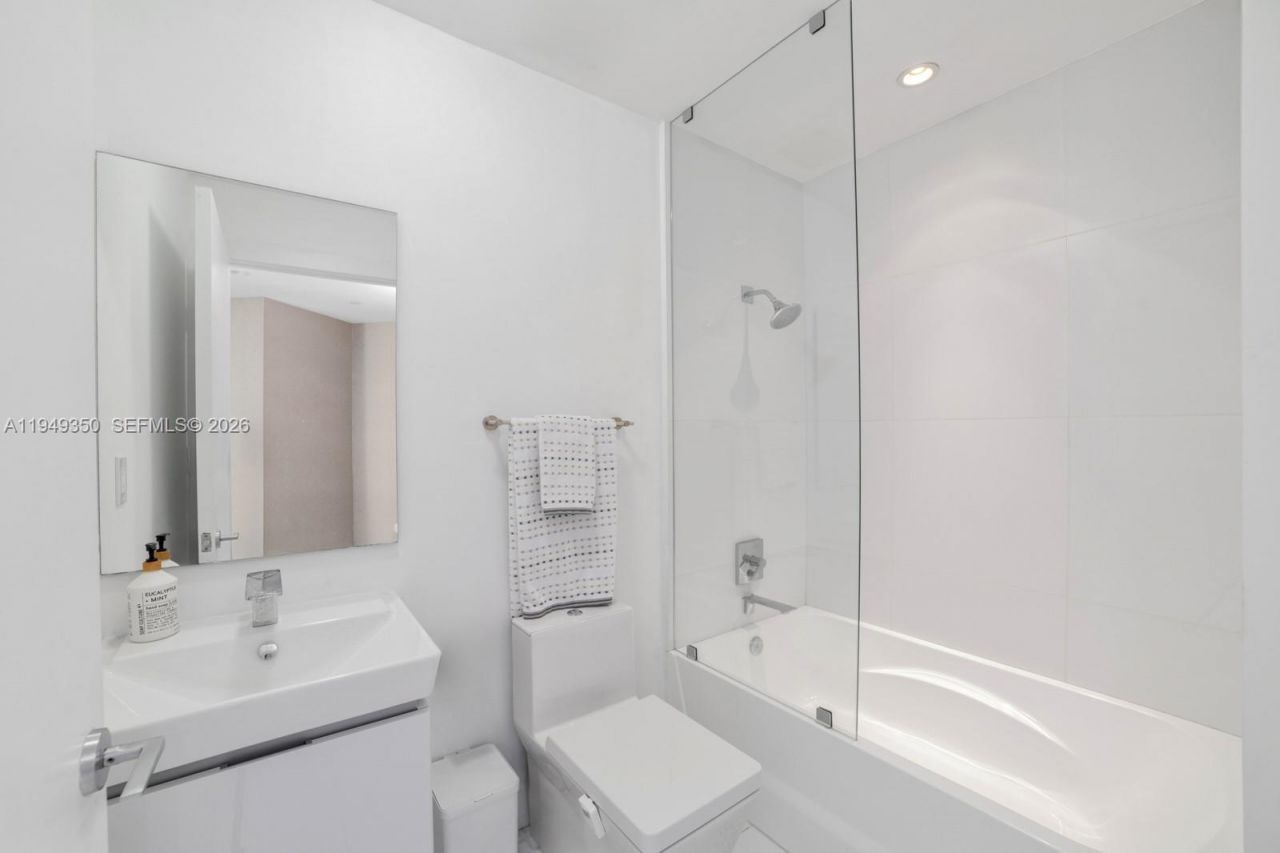 2020 N Bayshore Dr, Unit PH4302, Miami, FL 33137 Photo