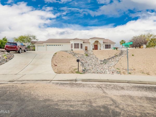560 W TOPEKA Drive, Wickenburg, AZ 85390