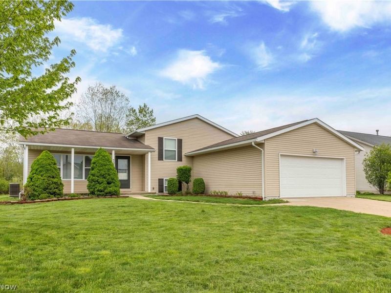 704 Black Bear Run, Lagrange, OH 44050 Photo 2