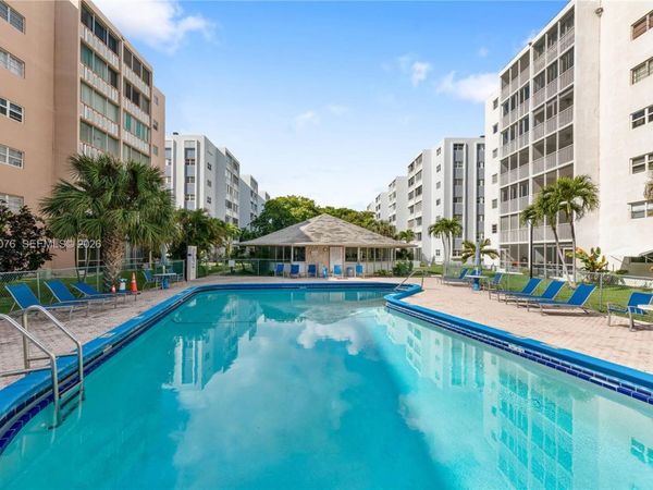 301 NE 14th Ave, Unit 307, Hallandale Beach, FL 33009