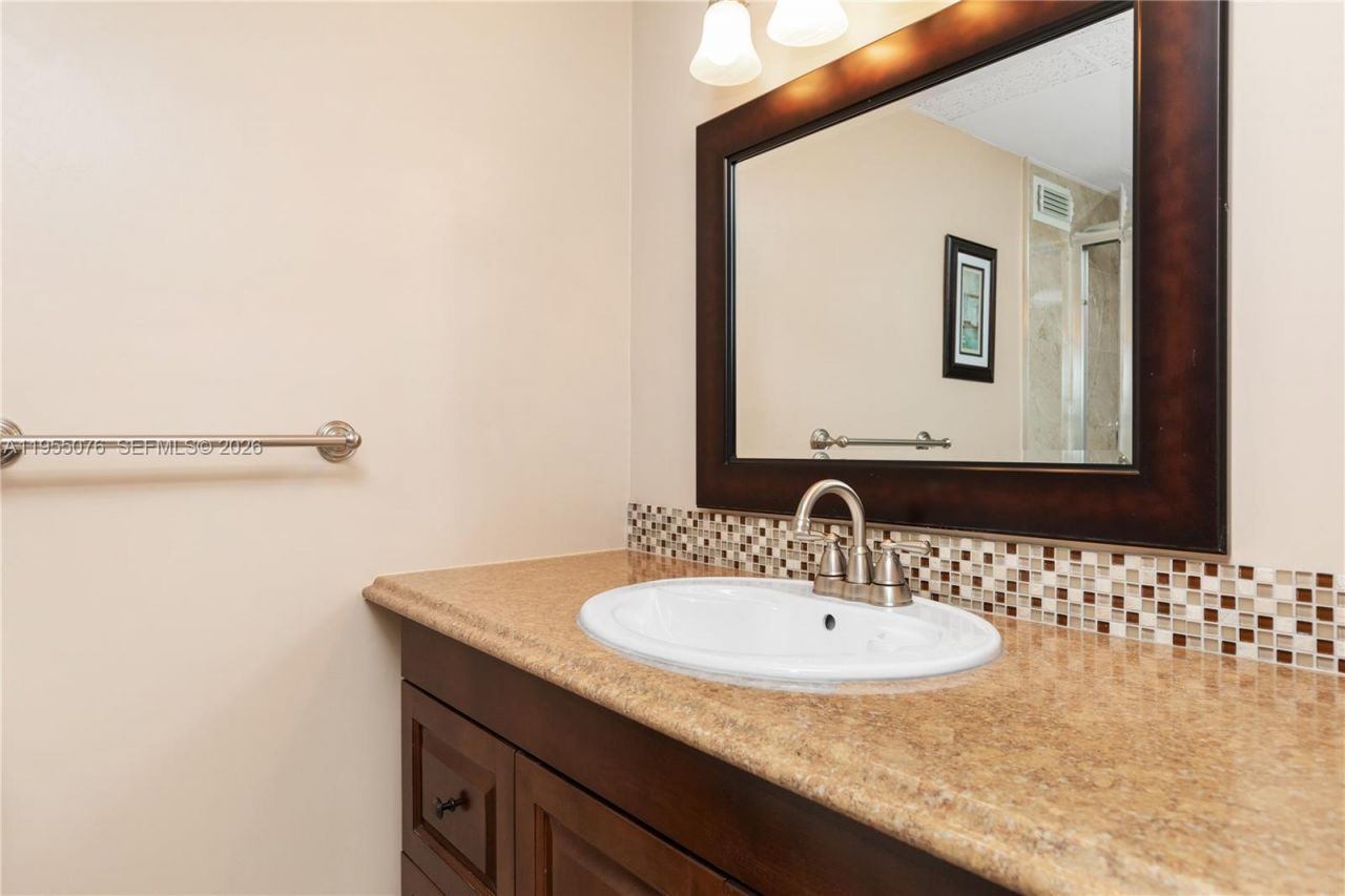 301 NE 14th Ave, Unit 307, Hallandale Beach, FL 33009 Photo