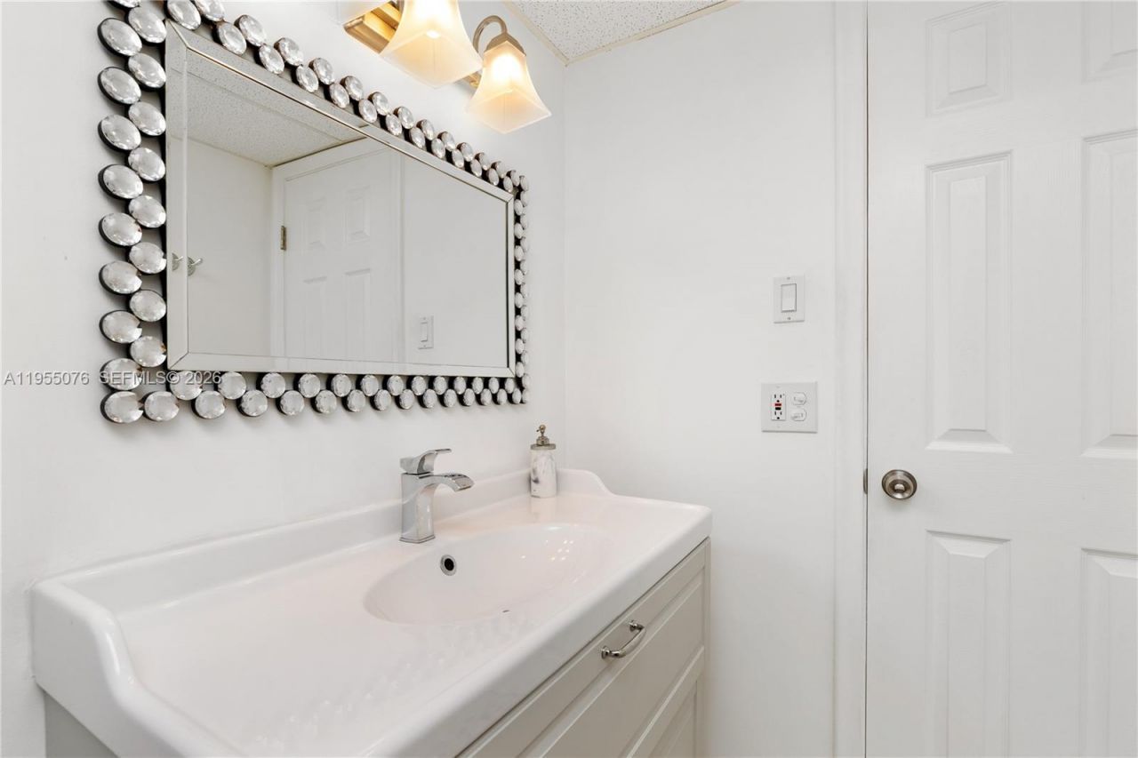 301 NE 14th Ave, Unit 307, Hallandale Beach, FL 33009 Photo