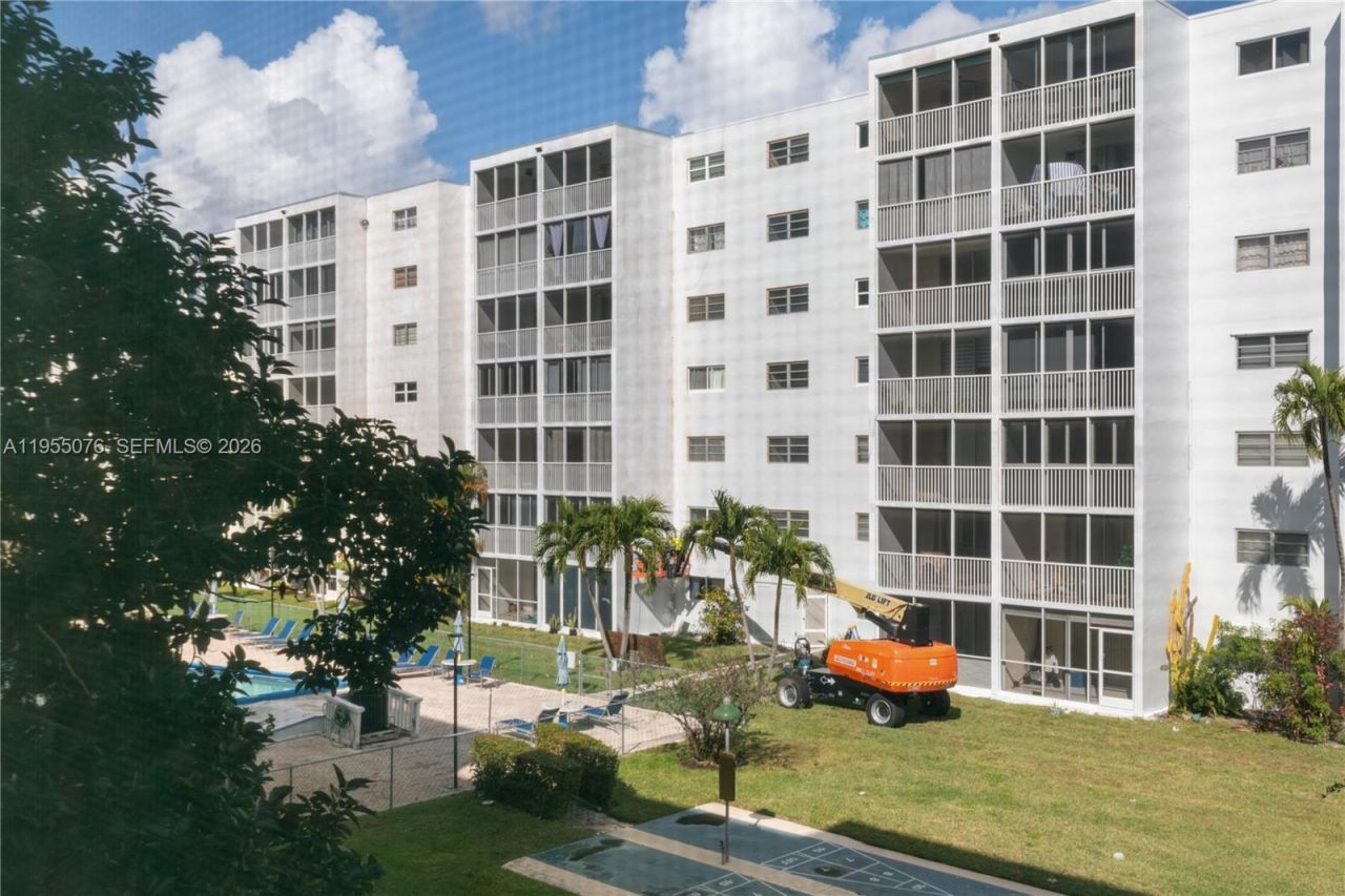 301 NE 14th Ave, Unit 307, Hallandale Beach, FL 33009 Photo