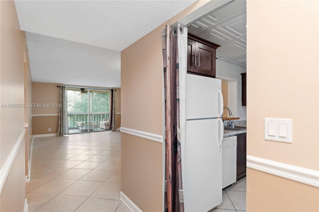 301 NE 14th Ave, Unit 307, Hallandale Beach, FL 33009 Photo