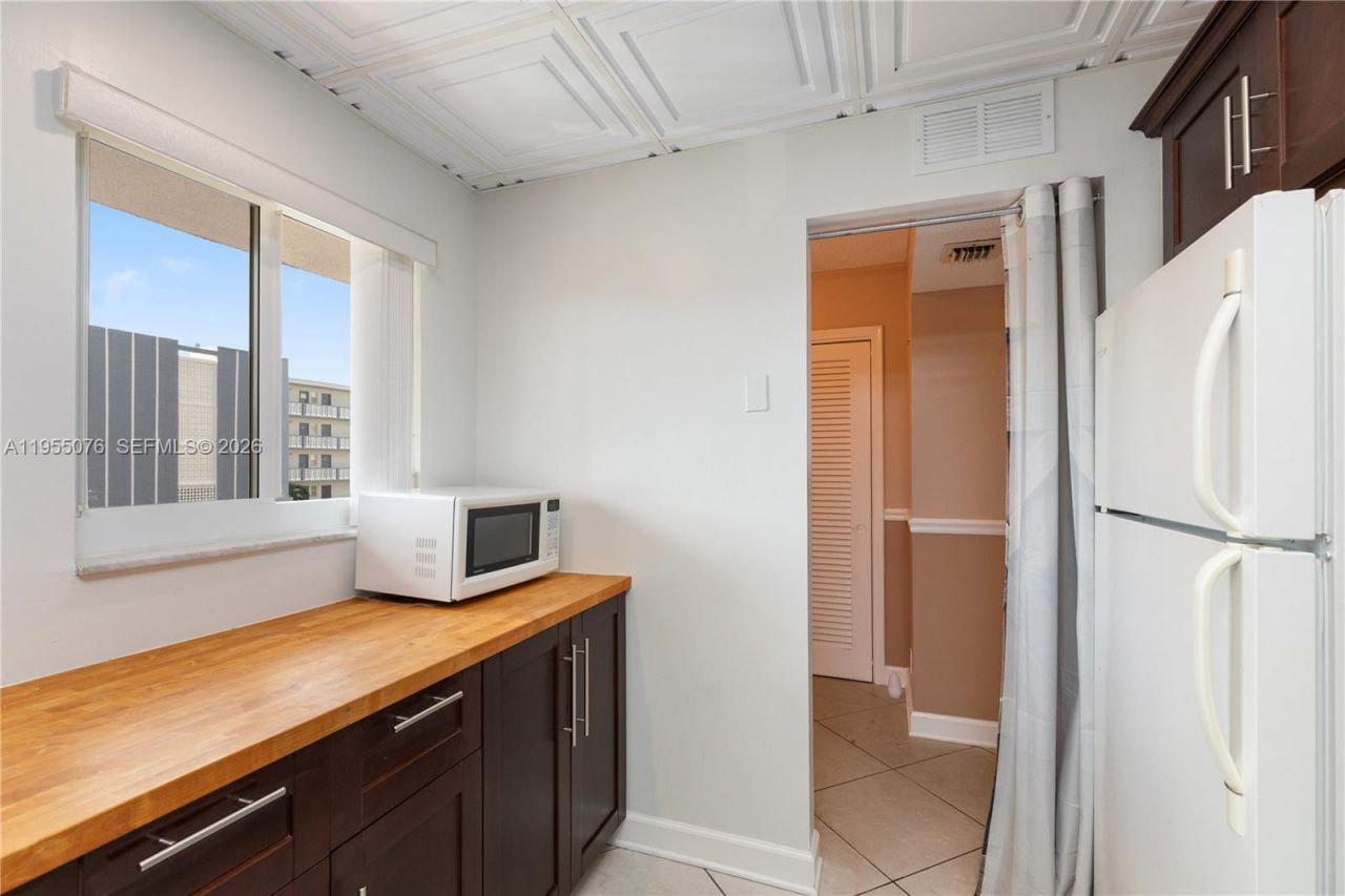 301 NE 14th Ave, Unit 307, Hallandale Beach, FL 33009 Photo