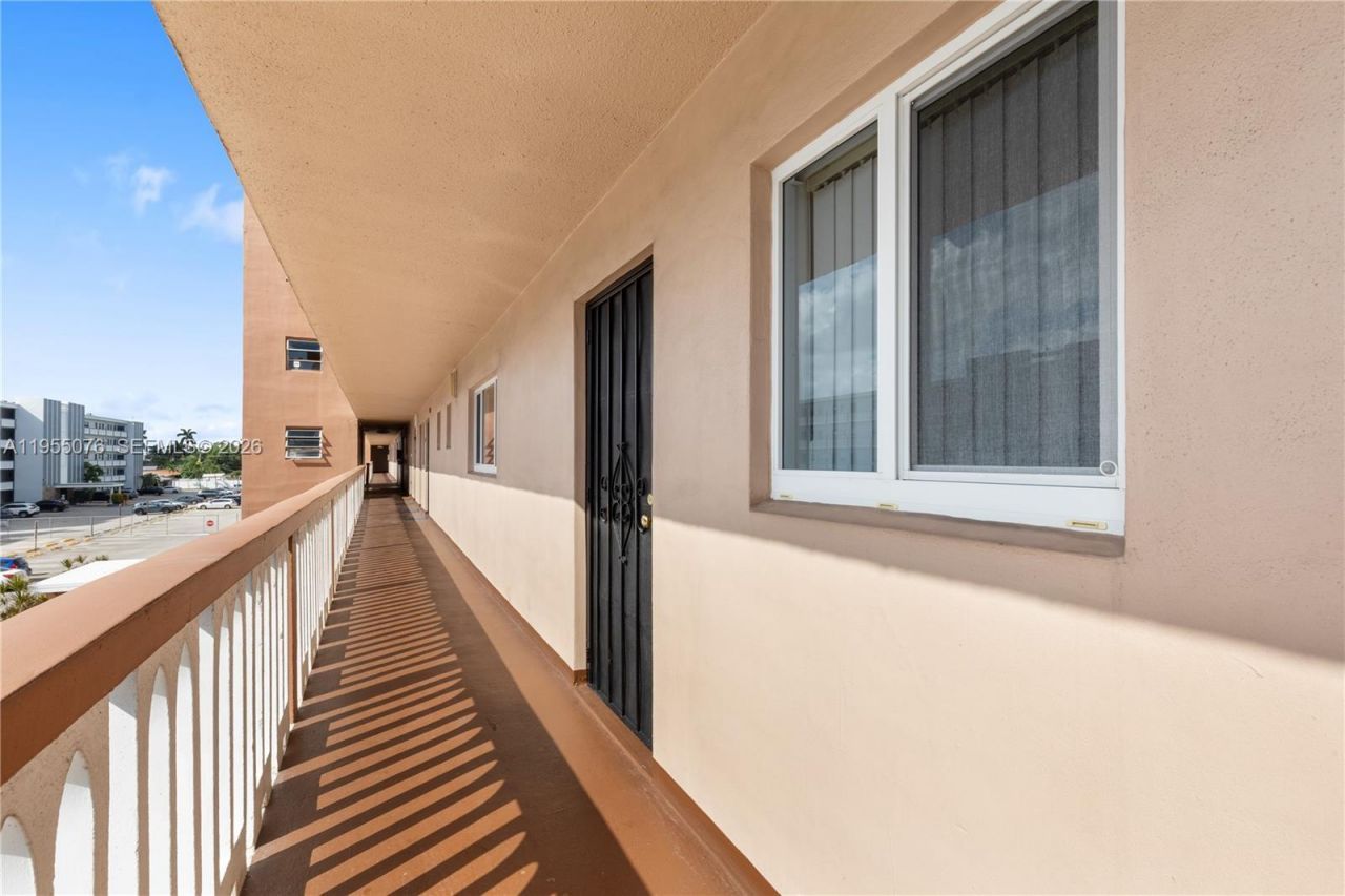 301 NE 14th Ave, Unit 307, Hallandale Beach, FL 33009 Photo