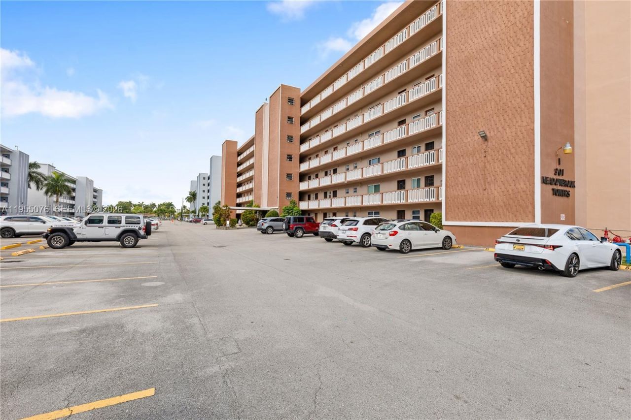 301 NE 14th Ave, Unit 307, Hallandale Beach, FL 33009 Photo