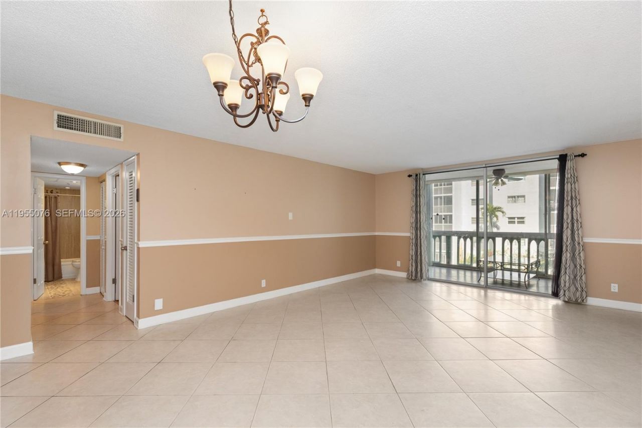 301 NE 14th Ave, Unit 307, Hallandale Beach, FL 33009 Photo