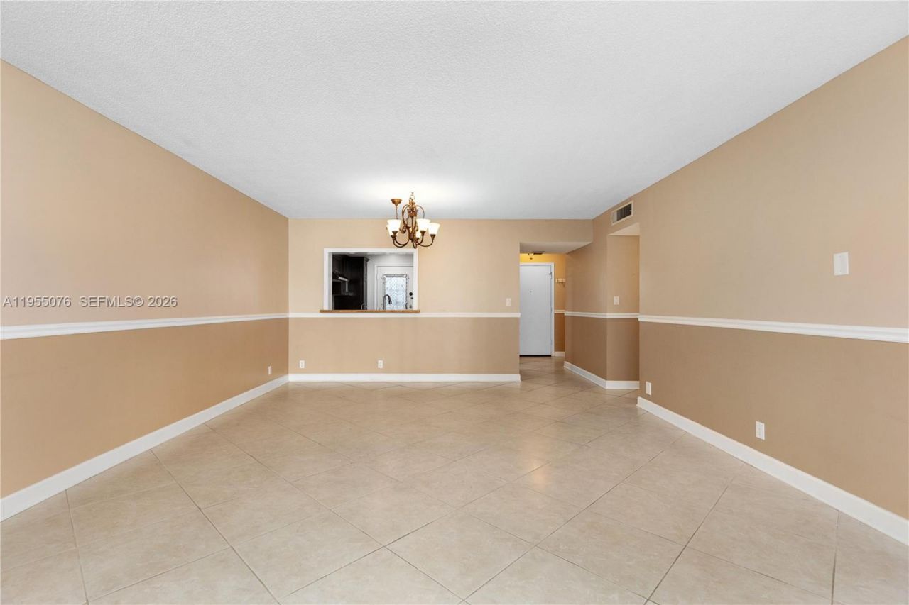 301 NE 14th Ave, Unit 307, Hallandale Beach, FL 33009 Photo