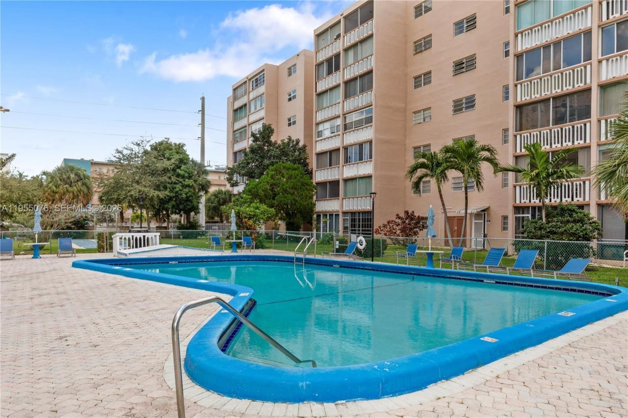 301 NE 14th Ave, Unit 307, Hallandale Beach, FL 33009 Photo