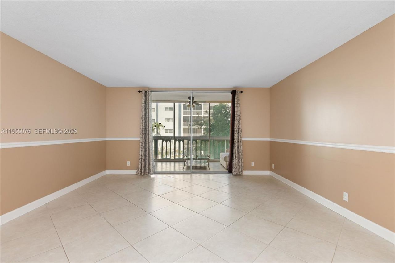 301 NE 14th Ave, Unit 307, Hallandale Beach, FL 33009 Photo