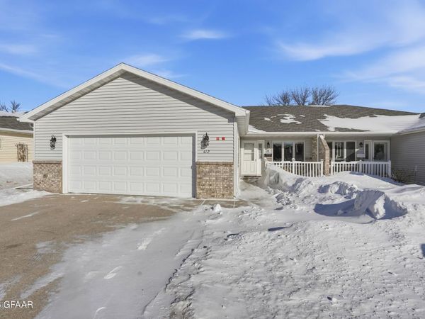 412 CRESTWOOD Court SE, East Grand Forks, MN 56721