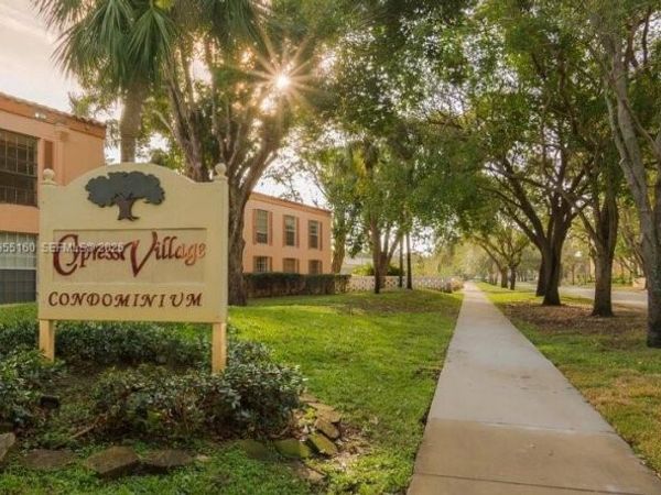 7160 Fairway Dr , Unit J18, Miami Lakes, FL 33014